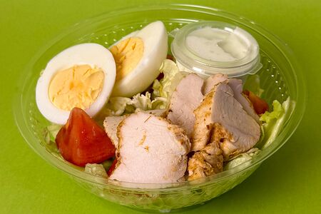 Салат с яйцом и куриным филе