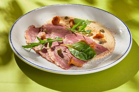 Пастрами с соусом из лисичек 