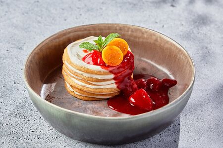 Десерт Молочная девочка с клубничным конфи