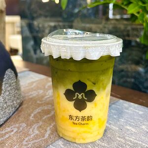 Матча с кокосовым молоком и манго 