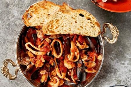 Соте из морепродуктов в соусе из томатов пелати