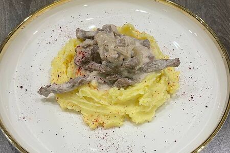 Бефстроганов с картофельным пюре
