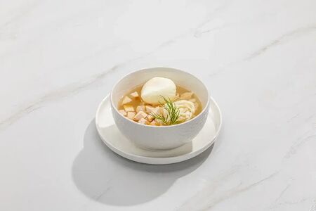 Бульон куриный с яйцом пашот