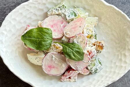 Салат с картофелем, свежими овощами и яйцом 