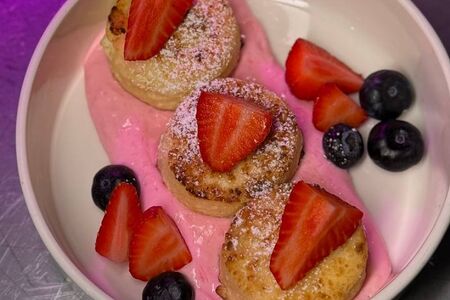 Сырники без сахара со сметанным кремом и свежими ягодами 