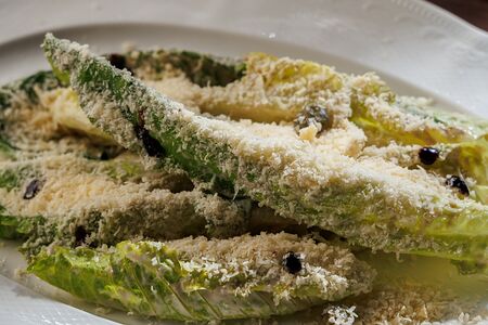 Салат ромейн с креветками и соусом вителло романо