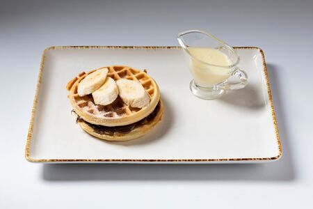 Венская вафля с бананом и шоколадным соусом