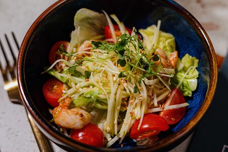 Салат с креветками