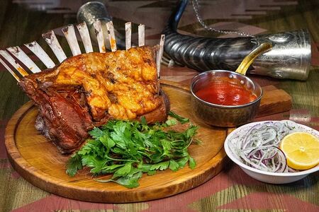 Ребрышки ягненка длительного томления с томатной сальсой