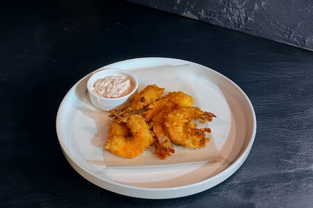 Тигровые креветки в панировке с картофелем фри с соусом тартар