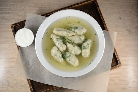 Пельмени из судака с бульоном и укропом 