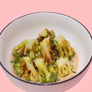 Криспи брокколи с кунжутным соусом