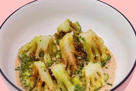 Криспи брокколи с кунжутным соусом