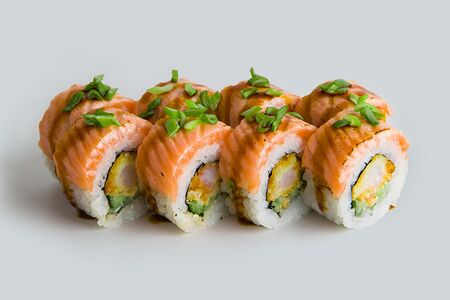 Ролл с креветкой и опалённым лососем