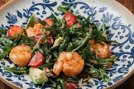 Салат с руколой, креветкой и клубникой