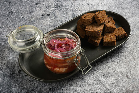 Сельдь в томатном соусе с бородинским хлебом