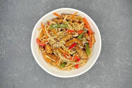 Курица в соусе сладкий чили с лапшой соба