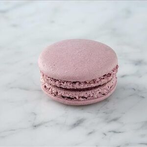 Макарон чёрная смородина