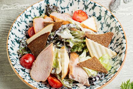 Салат с копченым сулугуни, цыпленком