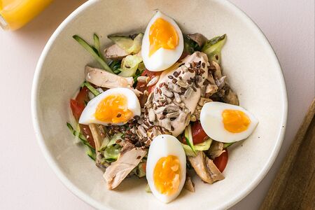 Салат с курицей и жареными грибами