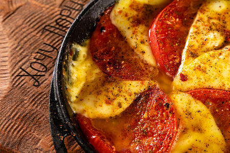 Сулугуни запеченный с томатами