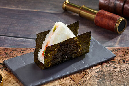 Онигири креветка-авокадо