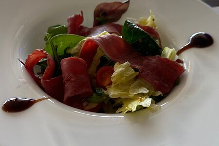 Салат с пастрами из говядины 