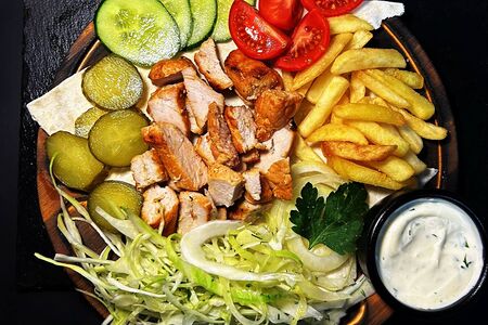 Шаурма свиная на тарелке