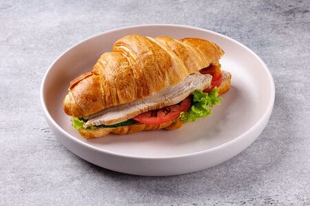 Круассан с курицей