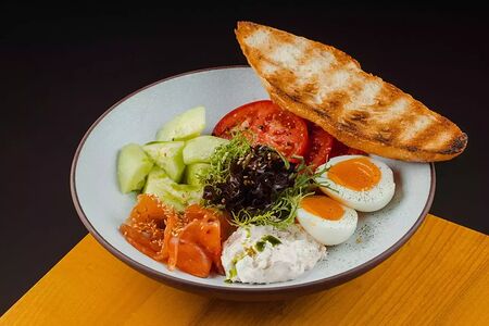 Боул с лососем