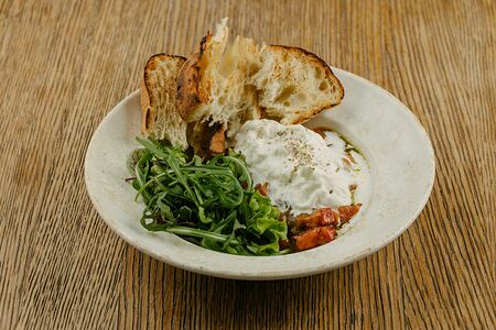 Страчателла с томатами и руколой