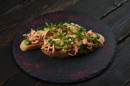 Брускетта снежный краб с огурцом