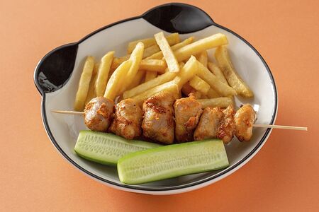 Куриный шашлычок с картофелем фри