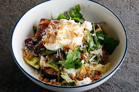 Салат из хрустящих баклажан с угрем и трюфельным терияки