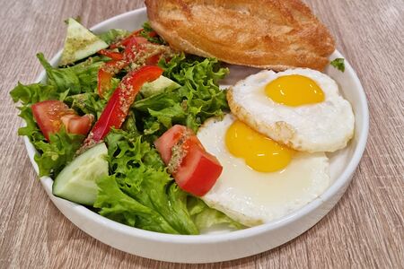 Яичница глазунья  с микс-салатом