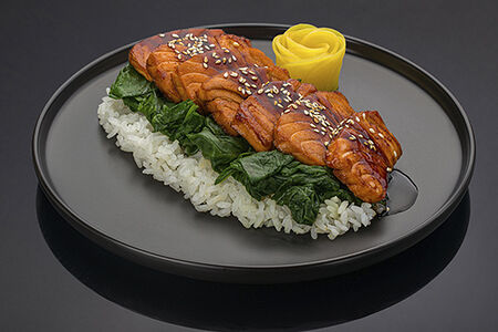 Лосось терияки со шпинатом и рисом