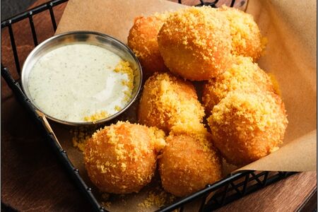 Сырные шарики с печеным перцем