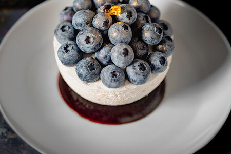 Павлова с ежевикой