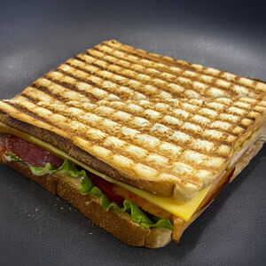 Сэндвич с колбасой 