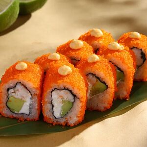 Ролл Калифорния с креветкой и сливочным сыром