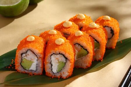 Ролл Калифорния с креветкой и сливочным сыром