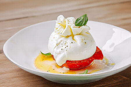 Салат с бурратой на печеном перце с томатами 