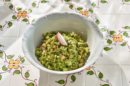 Зеленый салат с молодой капустой и редисом 