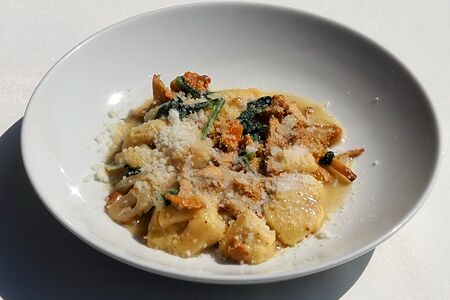 Картофельные ньокки Альбурро с лисичками, шпинатом и пармезаном