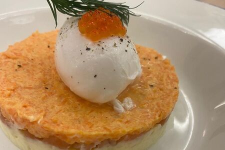 Мимоза с копчёной форелью и яйцом пашот