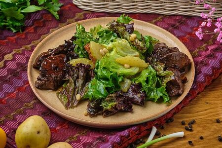 Салат с печенью и томленой грушей