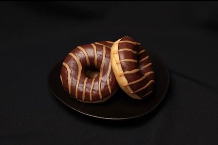 Донат карамельный в шоколадной глазури