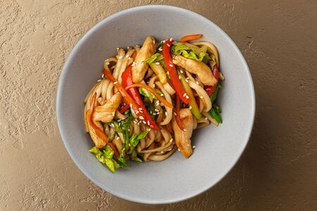 Удон с цыплёнком, овощами и соусом удон