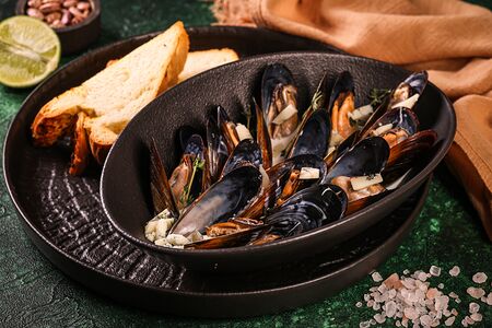 Мидии в винно-сырном соусе