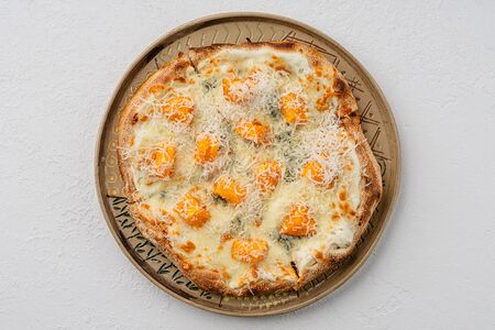 Много сыра с фермерской клубникой